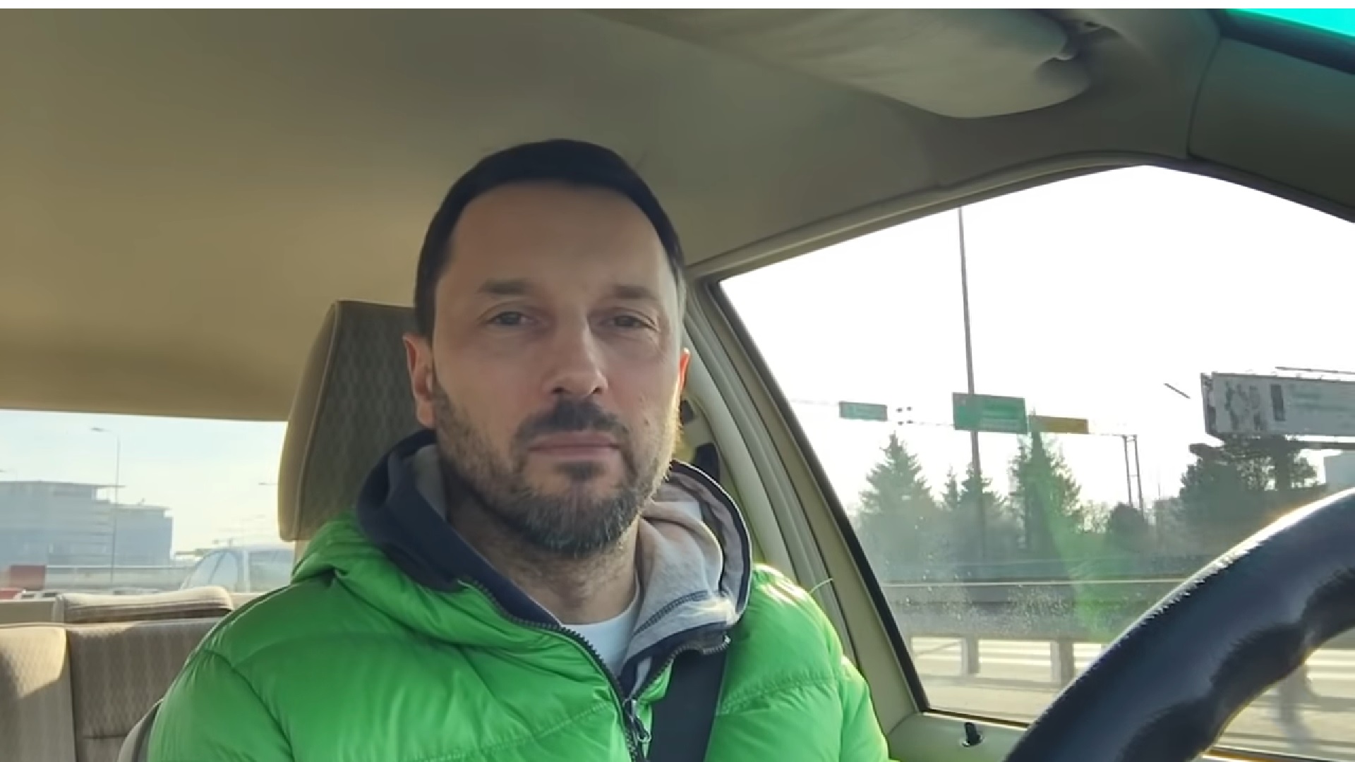 Pan Damian Śmigielski, dziennikarz motoryzacyjny.